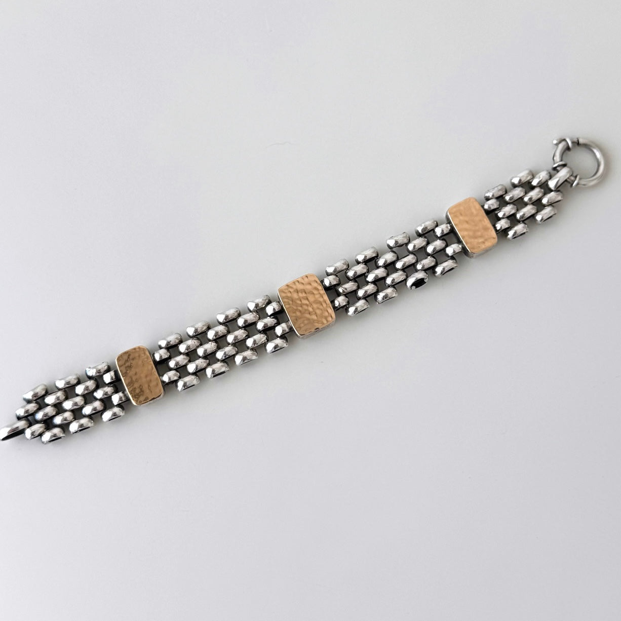 Pulseira em malha com aplicações em ouro