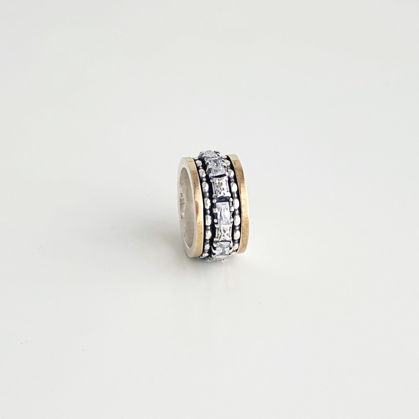 Aliança com ouro e zircónias (giratório)