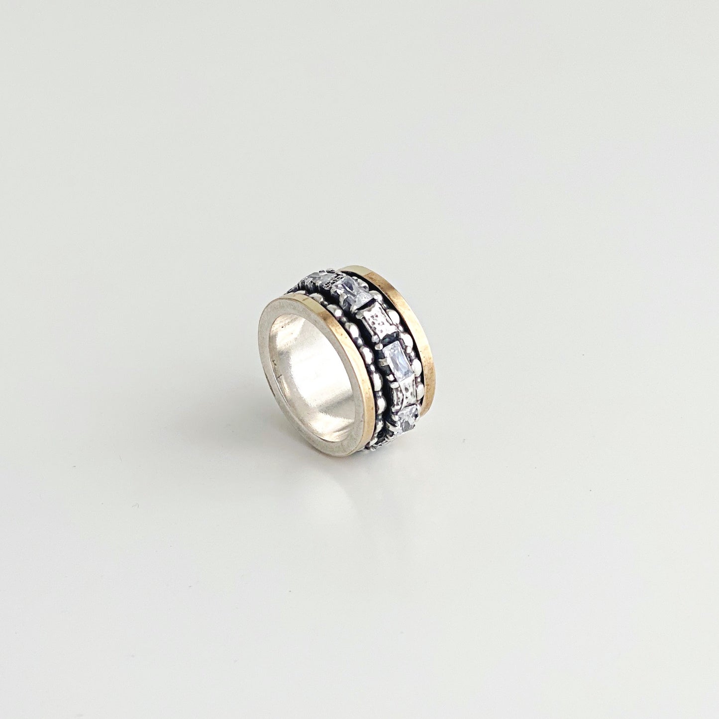 Aliança com ouro e zircónias (giratório)